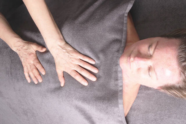 Mirette van massagetherapie Utrecht geeft massage