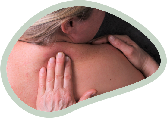 Vrouw krijgt holistische massage in Utrecht